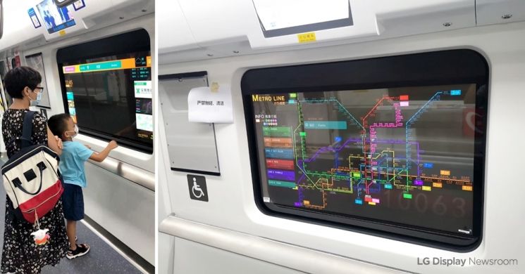 중국 심천 지하철에 설치된 LG디스플레이 55인치 투명 OLED를 승객들이 살펴보고 있다.[이미지출처=중국 국영철도그룹(CRRC)]