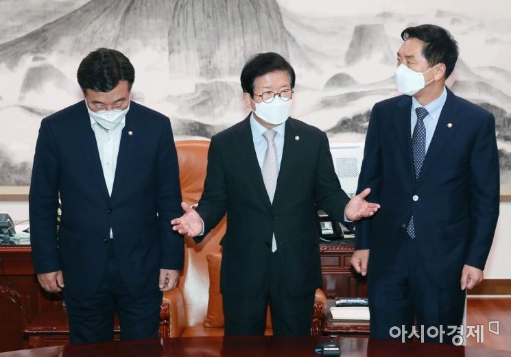 윤호중(왼쪽) 더불어민주당 원내대표와 김기현(오른쪽) 국민의힘 원내대표가 31일 국회의장실에서 박병석 국회의장 주재로 회동을 하고 있다./윤동주 기자 doso7@