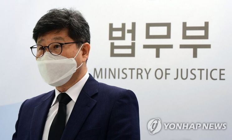 윤웅장 법무부 범죄예방정책국장이 30일 오전 서울 서초구 서울고검 내 법무부 의정관에서 전자감독대상자 전자장치 훼손 사건 경과 및 향후 재범 억제 방안 관련 브리핑을 하고 있다. / 사진=연합뉴스