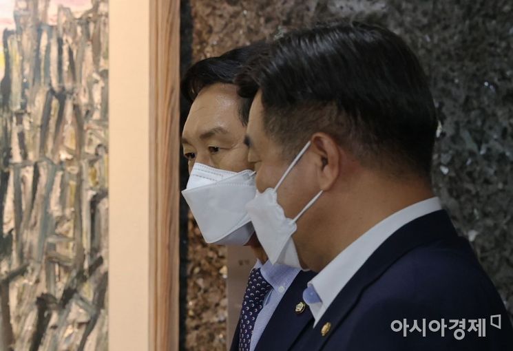 윤호중 더불어민주당 원내대표와 김기현 국민의힘 원내대표가 31일 국회에서 박병석 국회의장 주재 여야원내대표회동을 마치고 의장실을 나서고 있다./윤동주 기자 doso7@