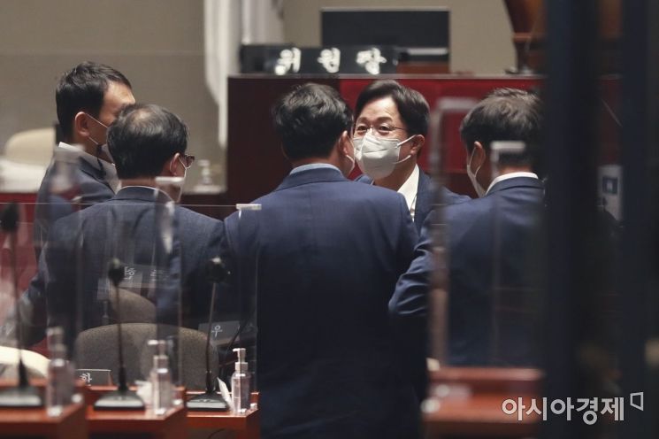 강병원 더불어민주당 최고위원 등 의원들이 31일 국회에서 열린 비공개 의원총회에 참석, 이야기를 나누고 있다./윤동주 기자 doso7@