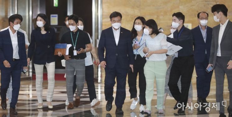 윤호중 더불어민주당 원내대표가 31일 국회에서 열린 비공개 의원총회에 참석하며 취재진의 질문을 받고 있다./윤동주 기자 doso7@