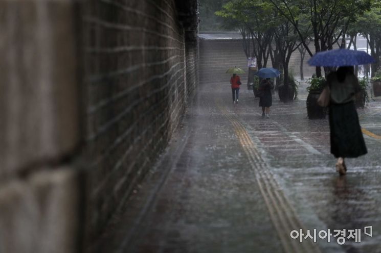 정동길에서 우산을 쓴 시민들이 발걸음을 재촉하고 있다. /문호남 기자 munonam@