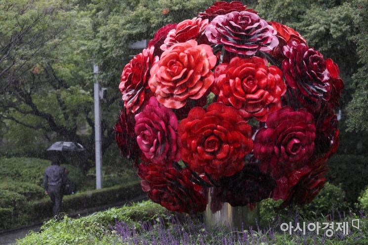 가을을 재촉하는 비가 내리고 있다. /문호남 기자 munonam@