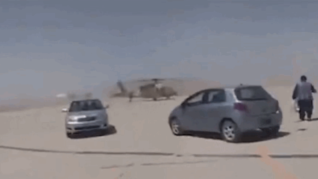 탈레반, 美에 선전포고?… 사람 매달고 '미국산 헬기' 운행