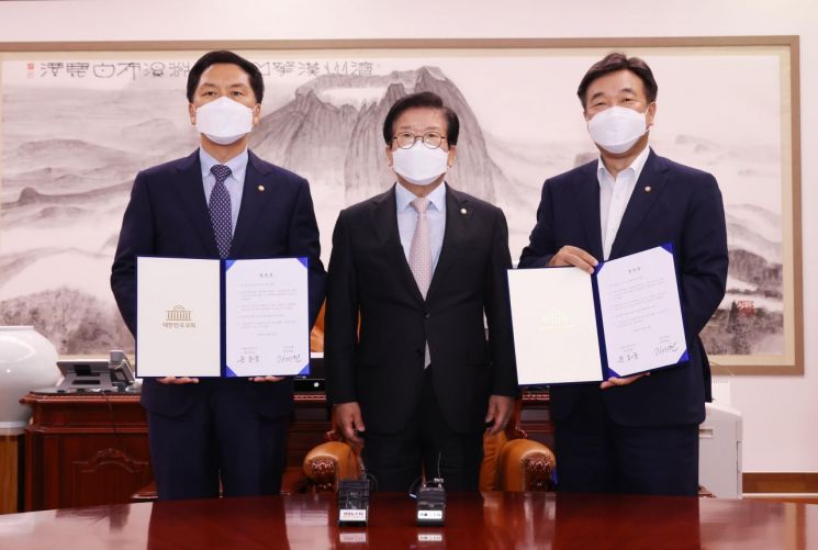 박병석 국회의장(가운데)과 윤호중 더불어민주당 원내대표(오른쪽) 김기현 국민의힘 원내대표가 31일 서울 여의도 국회 의장실에서 언론중재법 개정안을 위한 협의체 구성, 오는 9월27일 본회의 상정 등의 합의문을 보여주고 있다. /사진=연합뉴스