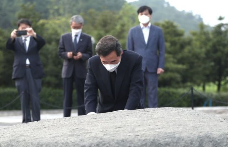 봉하마을 찾은 이낙연 "사람 사는 세상, 균형발전 이루겠다" 무릎 꿇고 참배