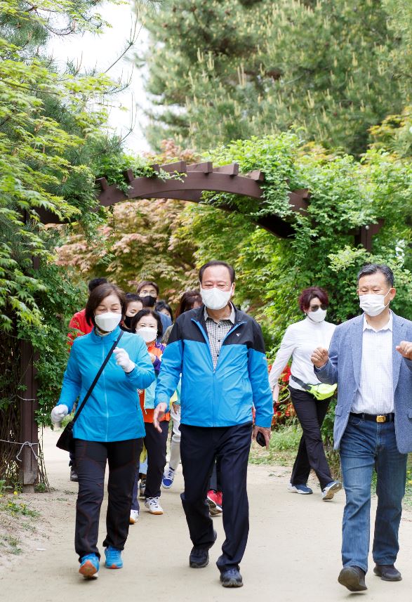 지난 4월 주민과 함께 마포 걷고싶은길 6코스 ‘망원 한강길’을 걷고있는 유동균 마포구청장(가운데)