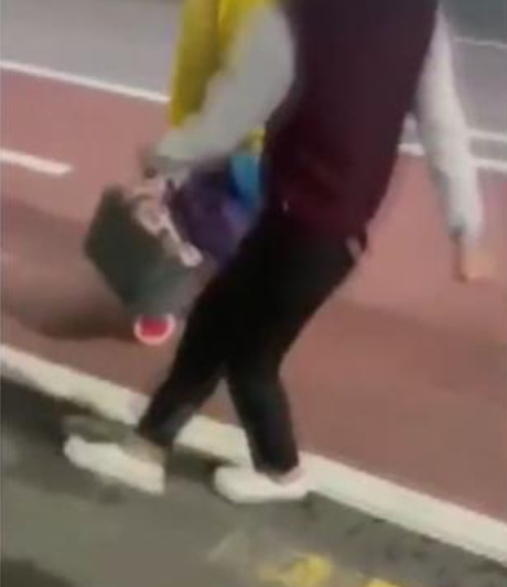 담배 심부름을 강요하는 10대 남학생들을 피해 60대 노인이 도망가자 할머니의 수레를 발로 차는 한 남학생의 모습./사진=온라인 커뮤니티 캡처