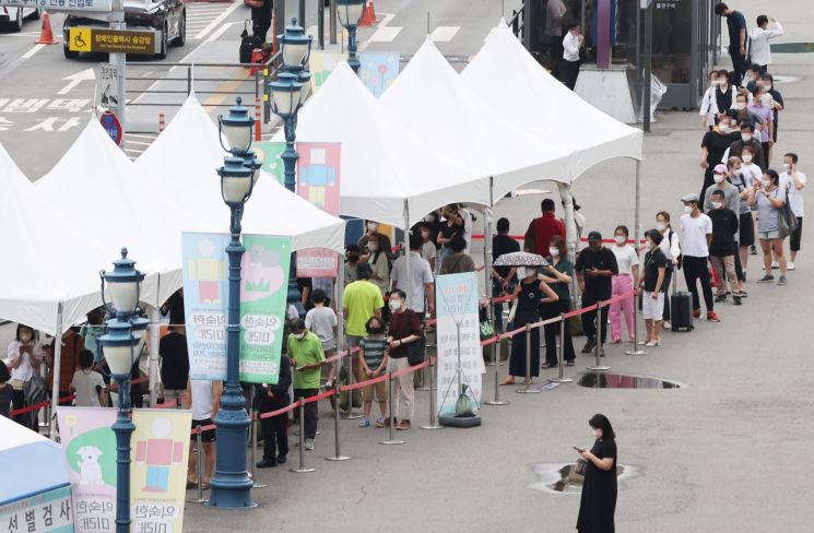 지난달 29일 서울역 광장에 마련된 코로나19 선별검사소에 시민들이 검사를 받기 위해 줄을 서 있다. [이미지출처=연합뉴스]