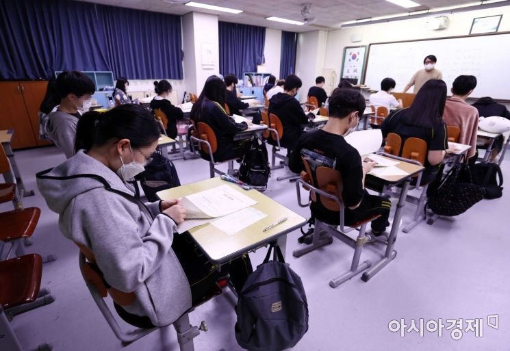 1일 서울 마포구 상암고등학교에서 고3 학생들이 2022학년도 수능 9월 모의평가를 준비하고 있다./강진형 기자aymsdream@