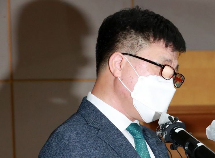 부산대 박홍원 부총장이 8월 24일 부산대학교에서 조국 전 장관 딸의 의학전문대학원 입시 의혹과 관련한 최종 결론을 발표하고 있다. [이미지출처=연합뉴스]