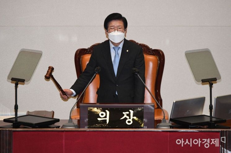 박병석 국회의장이 1일 국회에서 열린 제391회 정기국회 1차 본회의에서 개의 선언을 하고 있다./윤동주 기자 doso7@