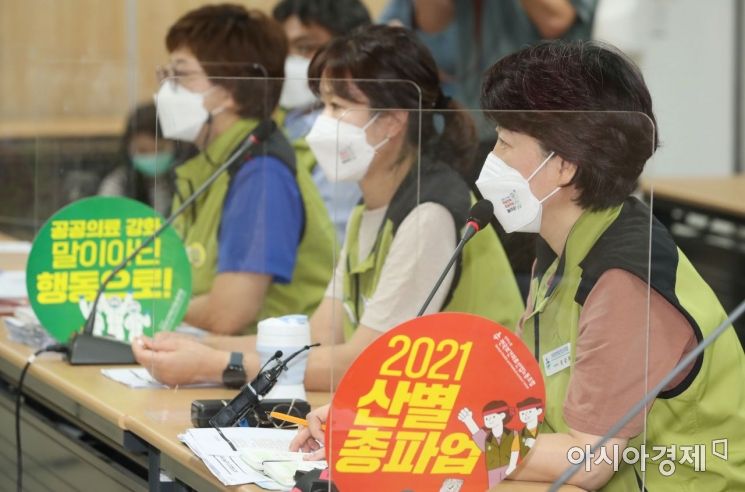보건의료노조 총파업을 하루 앞둔 1일 서울 영등포구 의료기관평가인증원에서 열린 전국보건의료산업노동조합(보건의료노조)과 보건복지부의 13차 노정실무교섭에서 송금희 보건의료노조 사무처장(오른쪽)이 모두발언을 하고 있다./김현민 기자 kimhyun81@