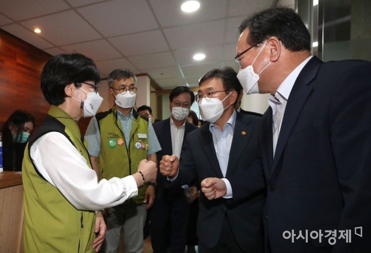 김부겸 국무총리(맨 오른쪽)와 권덕철 보건복지부 장관(오른쪽 두 번째)이 1일 서울 영등포구 의료기관평가인증원에서 열린 보건복지부-보건의료노조 13차 노정 실무협의장에 참석해 나순자 보건의료노조 위원장(맨 왼쪽)과 별도로 간담회를 마친 뒤 주먹 인사를 하고 있다./김현민 기자 kimhyun81@