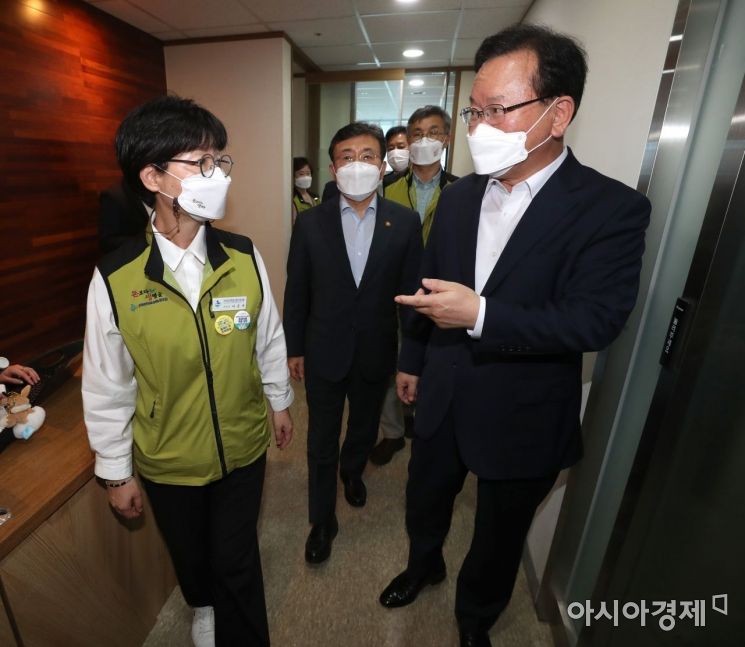 김부겸 국무총리(오른쪽)와 나순자 보건의료노조 위원장이 1일 서울 영등포구 의료기관평가인증원에서 열린 보건복지부-보건의료노조 13차 노정 실무협의장에 참석해 별도로 간담회를 한 뒤 나오고 있다./김현민 기자 kimhyun81@