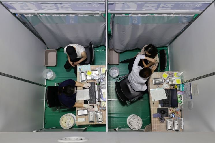 서울 서대문구 북아현문화체육센터에 마련된 코로나19 예방접종센터에서 시민들이 백신 접종을 하고 있다. [이미지출처=연합뉴스]