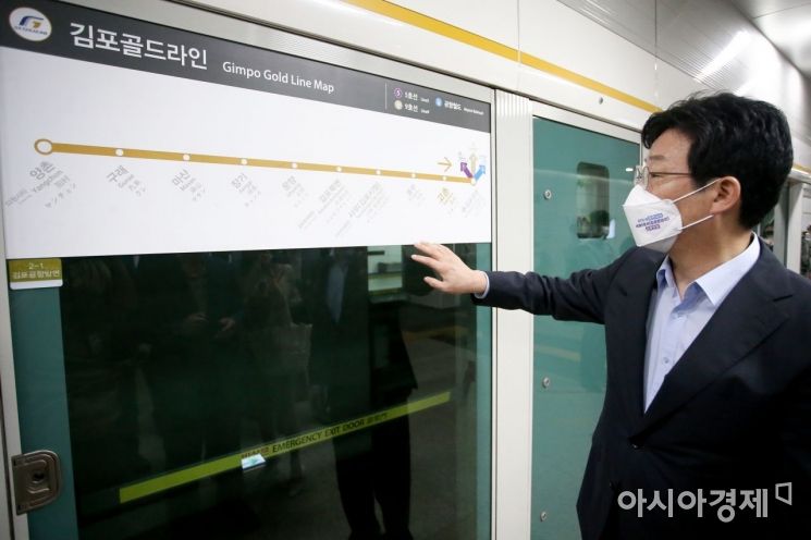 유승민 국민의힘 대선 경선 후보가 GTX-D 연장 관련한 현장 점검차 2일 경기도 김포시 도시철도 고촌역을 방문해 탑승장 등 역사를 둘려보고 있다./국회사진기자단