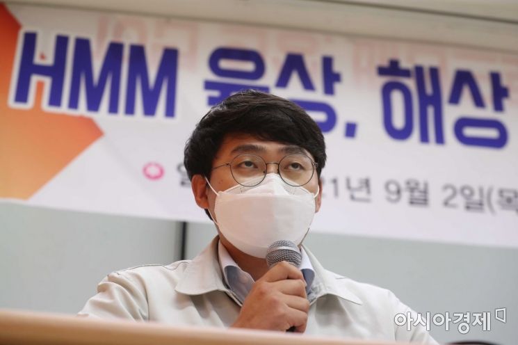 전정근 HMM 해상노조 위원장이 ‘HMM 육상, 해상노조 공동 긴급 기자회견’에서 교섭 결과를 발표하고 있다. /문호남 기자 munonam@