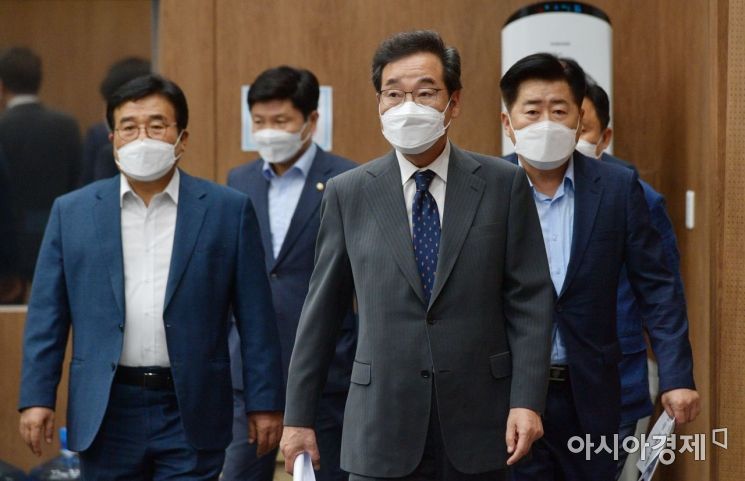이낙연 더불어민주당 대선경선후보가 2일 국회 소통관에서 윤석열 전 검찰총장과 관련해 긴급 기자회견을 갖기 위해 회견장으로 들어서고 있다./윤동주 기자 doso7@