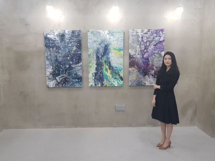이지원 작가가 2일 서울 서대문구 소재 Choi Contemporary Art(CCA) 갤러리에서  자신의 첫 개인전 'Wet Crack'을 열었다.