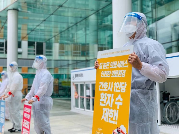 "강아지 사진 올릴 때냐" 비난받은 文대통령…靑 "널리 이해해 주셔야" (종합)