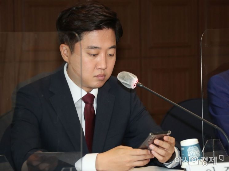 국민의힘 이준석 대표가 3일 서울 중구 한국프레스센터에서 열린 관훈토론회 시작을 기다리고 있다./국회사진기자단