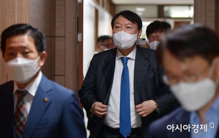 윤석열 국민의힘 대선경선 후보가 서울 종로구 기독교회관을 방문, 한국교회 대표연합기관 및 평신도단체와 간담회를 위해 회의실로 들어서고 있다./윤동주 기자 doso7@