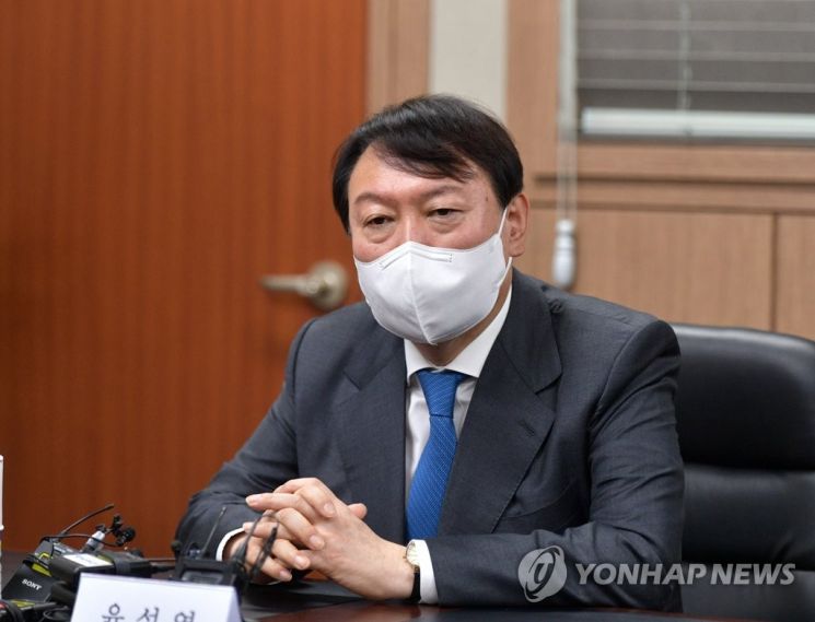 윤석열 국민의힘 대선 경선 예비후보가 3일 오전 서울 종로구 기독교회관에서 열린 한국교회 대표연합기관 및 평신도단체와 간담회에 참석, 인사말을 하고 있다. [이미지출처=연합뉴스]