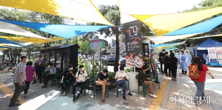 노원구보건소 앞 코로나19 선별진료소에서 시민들이 검사를 받기 위해 대기하고 있다. /문호남 기자 munonam@