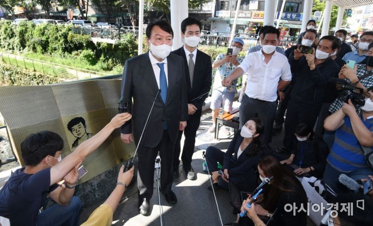 국민의힘 대선 경선 예비후보인 윤석열 후보가 3일 서울 종로구 청계천 전태일 다리를 방문해 전태일 열사 동상을 둘려본후 취재진 질문에 답변하고 있다./국회사진기자단