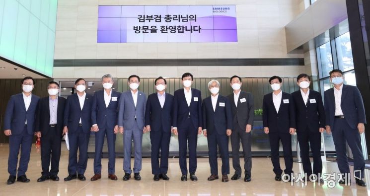 김부겸 국무총리가 삼성바이오로직스 본사를 방문해 존림 삼성바이오로직스 사장, 박남춘 인천시장 등과 기념촬영을 하고 있다. /문호남 기자 munonam@