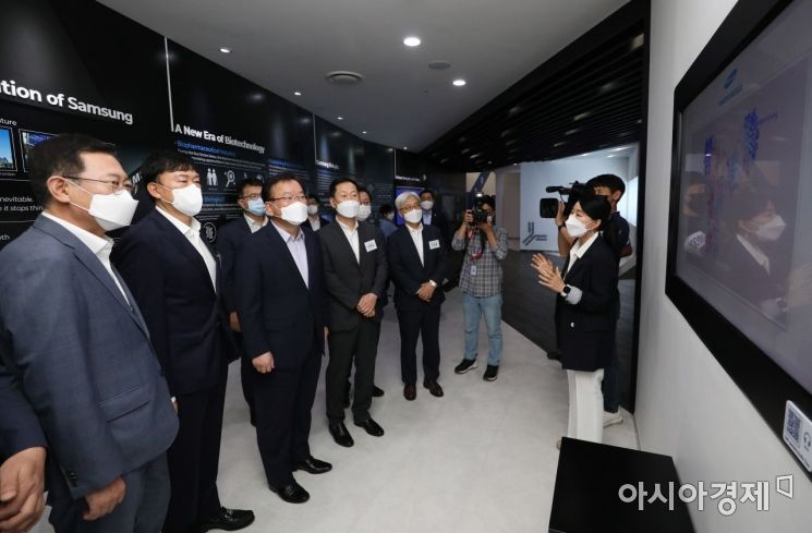김부겸 국무총리가 코로나19 백신 생산현장 점검을 위해 삼성바이오로직스 본사를 방문해 존림 삼성바이오로직스 사장, 박남춘 인천시장 등과 함께 공장 미니어쳐 홍보관에서 시설 설명을 듣고 있다. /문호남 기자 munonam@