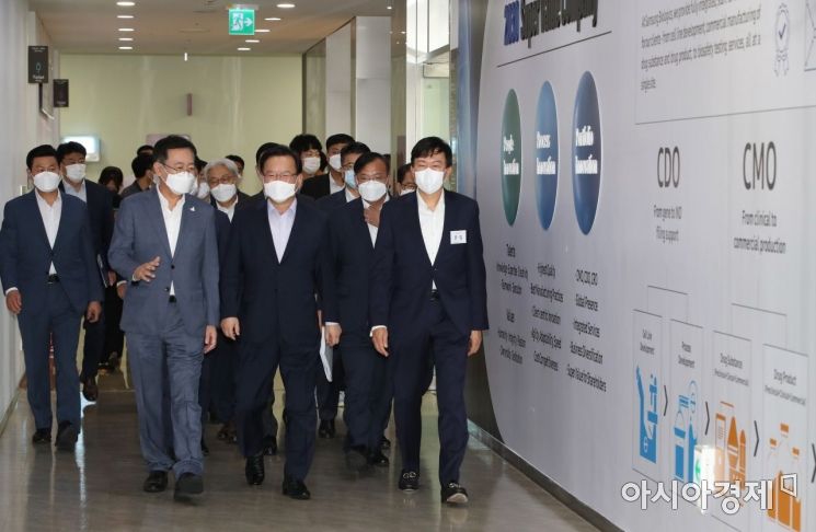김부겸 국무총리가 코로나19 백신 생산현장 점검을 위해 삼성바이오로직스 본사를 방문해 존림 삼성바이오로직스 사장, 박남춘 인천시장 등과 간담회장으로 향하고 있다. /문호남 기자 munonam@