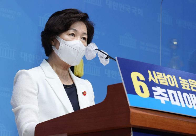 추미애 더불어민주당 대선 경선 후보가 지난달 24일 서울 여의도 국회 소통관에서 대선 공약 발표 기자회견을 열고 "근로 연령대별 소득 보장제도인 국민 안식년제와 '사높세'(사람이 높은 세상) 수당을 신설하겠다"고 밝히고 있다. [이미지출처=연합뉴스]