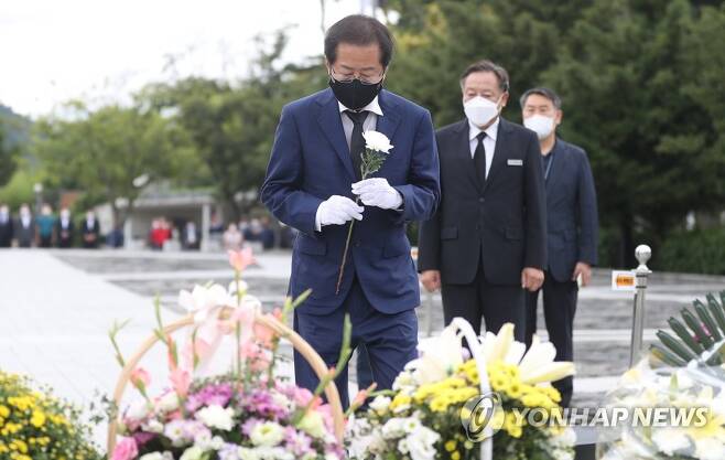 국민의힘 대권주자인 홍준표 의원이 3일 오후 경남 김해시 진영읍 봉하마을 노무현 전 대통령 묘역을 참배하고 있다. /사진=연합뉴스