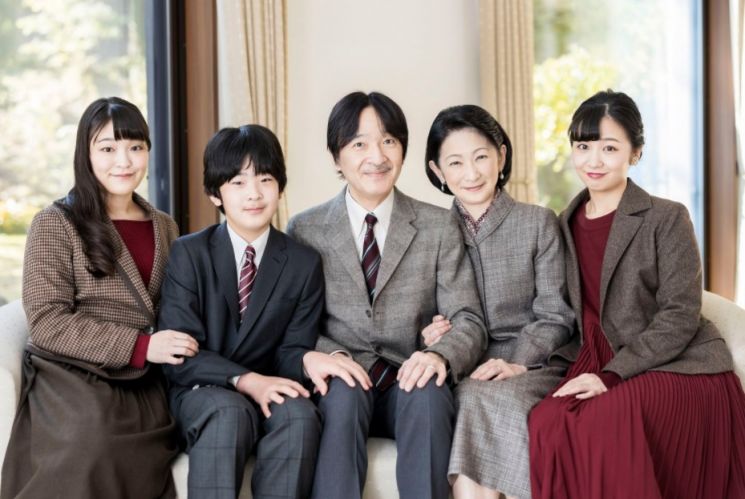 마코 공주의 가족모습. 왼쪽부터 마코공주, 히사히토 친왕, 후미히토 친왕, 키구 친왕비, 가코 공주[이미지출처= 일본 궁내청 홈페이지]