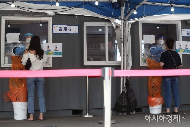 서울역 광장에 설치된 코로나19 임시 선별검사소에서 의료진이 검체 채취를 하고 있다. /문호남 기자 munonam@