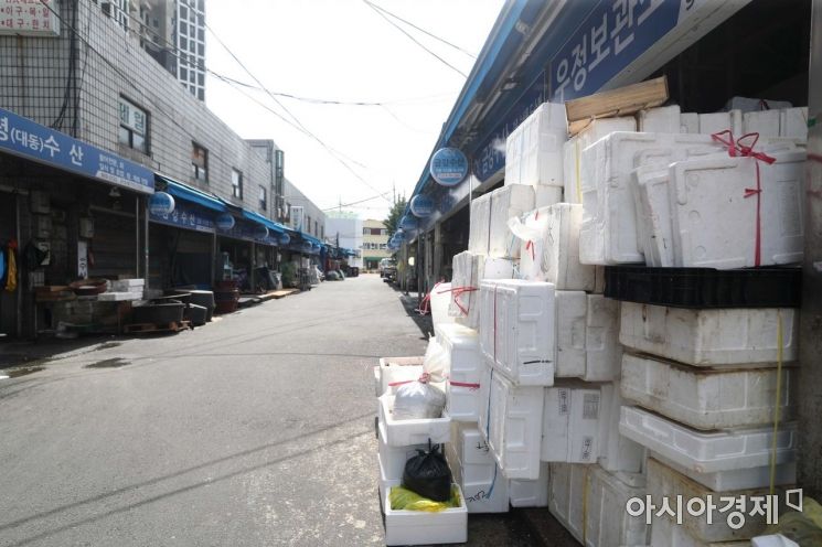 수산시장이 한산하다. 전국 곳곳에서 집단감염이 잇따르고 있다. /문호남 기자 munonam@