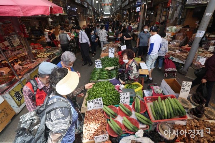 추석 명절을 앞둔 5일 서울 동대문구 경동시장이 제수용품을 구매하러 나온 시민들로 북적이고 있다. /문호남 기자 munonam@