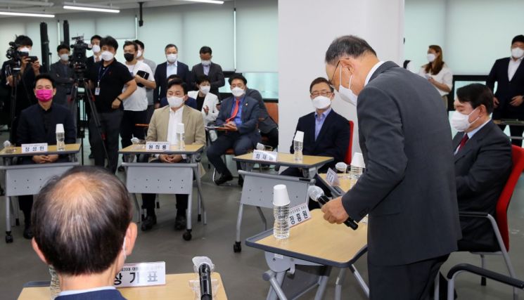 정홍원 국민의힘 선거관리위원장(오른쪽)이 5일 서울 여의도 국민의힘 중앙당사에서 열린 공정경선 서약식 및 선관위원장-경선 후보자 간담회에서 발언을 마친 뒤 인사하고 있다. 홍준표, 유승민, 하태경, 안상수 후보는 '역선택 방지조항 제외'를 주장하며 이날 행사에 불참했다. [이미지출처=연합뉴스]