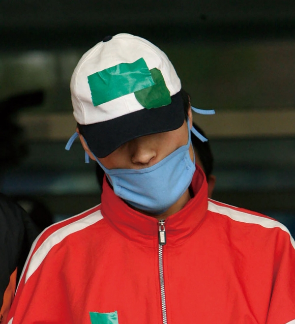 2006년 4월 현장검증을 위해 경찰서를 나서는 연쇄살인범 정남규 [이미지출처=연합뉴스]