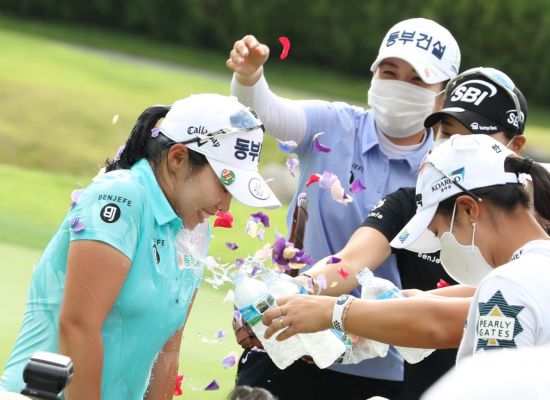 김수지가 KG·이데일리레이디스오픈 우승 직후 축하 물 세례를 받고 있다. 사진제공=KLPGA