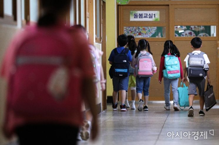 "잘 사는 동네 아이들은 다르더라…" 학군 차이 주장한 초등교사에 '갑론을박'