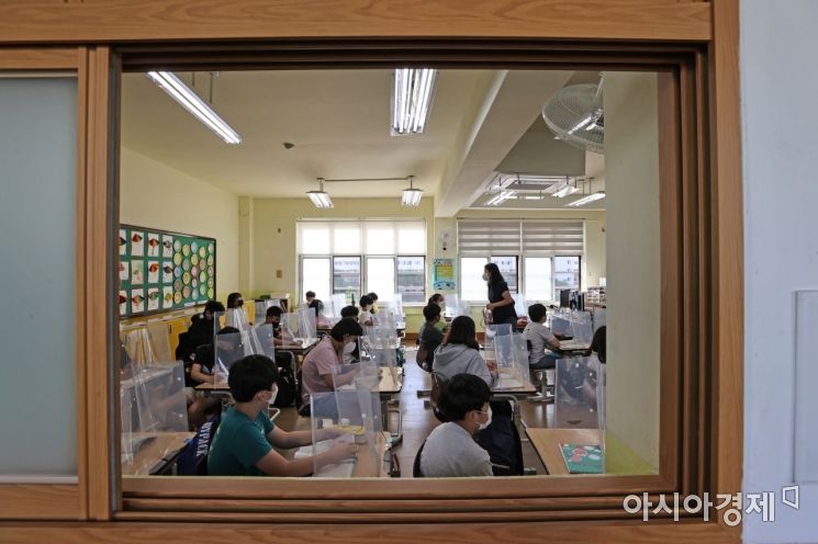 사회적 거리두기 4단계 지역 대면수업이 확대된 6일 오전 서울 성북구 한 초등학교 교실에서 학생들이 수업을 듣고 있다.