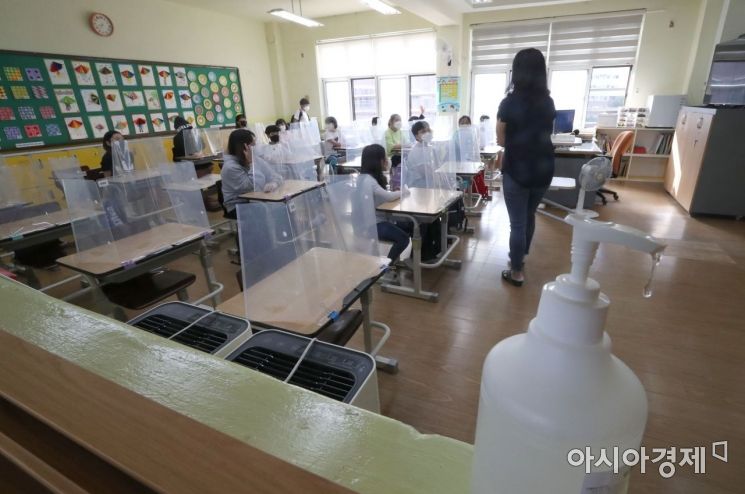 전국 대부분 학교가 개학한 6일 오전 서울 강북구 번동초등학교 4학년 한 교실에 손세정제가 비치돼있다.