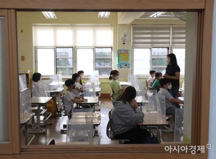 전국 대부분 학교가 개학한 6일 오전 서울 강북구의 초등학교 4학년 교실에서 선생님이 수업을 진행하고 있다.