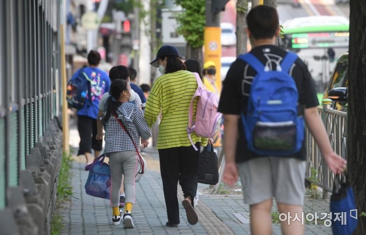 부모 재택근무 끝났는데…아이 등교는 3주 뒤에나
