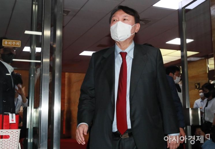 윤석열 국민의힘 대선경선 후보가  6일 국회에서 이준석 대표와 회동을 위해 당대표실로 향하고 있다./윤동주 기자 doso7@