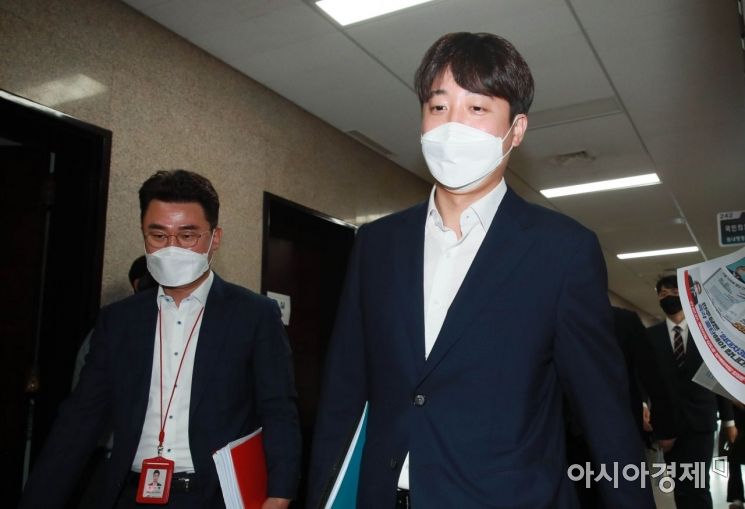 이준석 국민의힘 대표가 6일 국회에서 최고위원회의를 마치고 대선 예비후보인 윤석열 전 검찰총장과 회동을 위해 당대표실로 들어가고 있다./윤동주 기자 doso7@